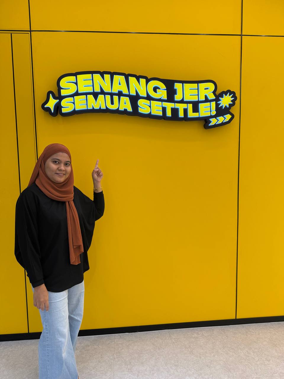 Foto kunjungan ke ruang KHIND dengan slogan Senang jer, semua settle